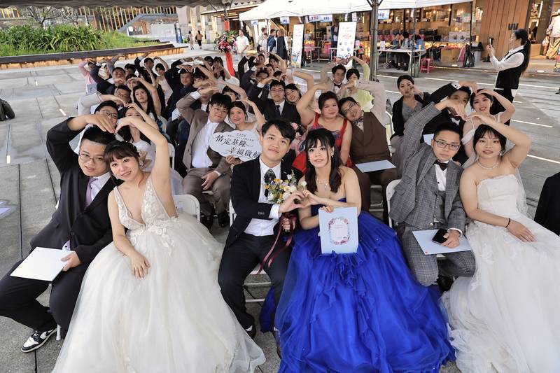 基隆市115年市民聯合婚禮浪漫登場 謝國樑見證23對新人攜手許下幸福承諾