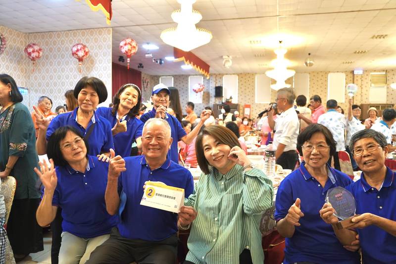 屏東縣115年度社區照顧關懷據點歲末志工感恩表揚活動 周縣長感謝志工守護長輩