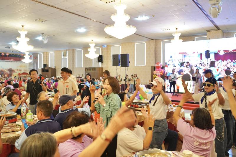 屏東縣115年度社區照顧關懷據點歲末志工感恩表揚活動 周縣長感謝志工守護長輩