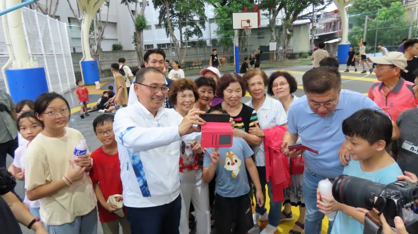 新北8年306場行動治理 4401項里長提案促地方建設落地 20 《圖說》侯友宜市長8年306場走透透,行動治理深入基層,里區府攜手共創幸福城市。〈民政局提供〉