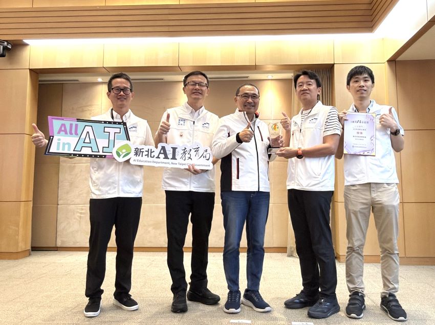 新北AI進校園有成 智慧教育整合獲臺灣AI卓越獎肯定 10 《圖說》新北市推動AI與教育數位轉型榮獲2026台灣AI卓越獎,教育局長張明文〈左二〉偕團隊於市政會議獻獎。〈教育局提供〉