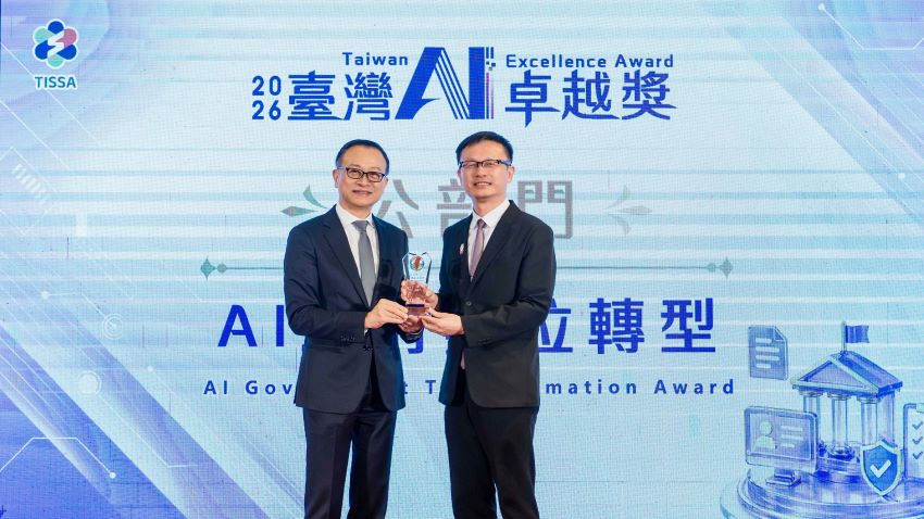 新北AI進校園有成 智慧教育整合獲臺灣AI卓越獎肯定 11 《圖說》2026臺灣AI卓越獎,教育局以新北AI教育局方案獲得優勝,張明文局長〈右〉代表頒獎。〈教育局提供〉