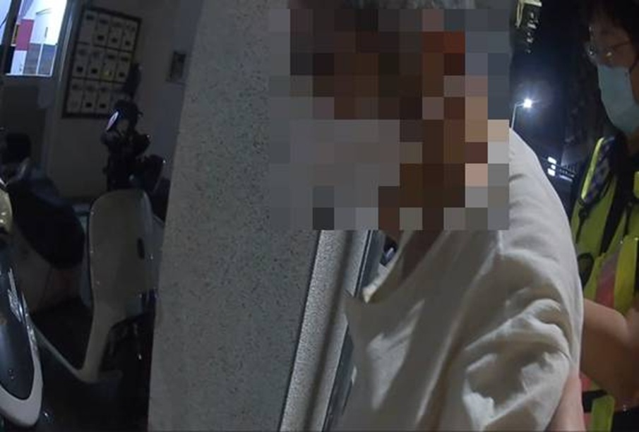 ▲圖說：張姓老翁下計程車時不慎跌倒在地無法起身，民權所警員獲報後協助將長者平安送返住處           （圖／台中市政府  提供）