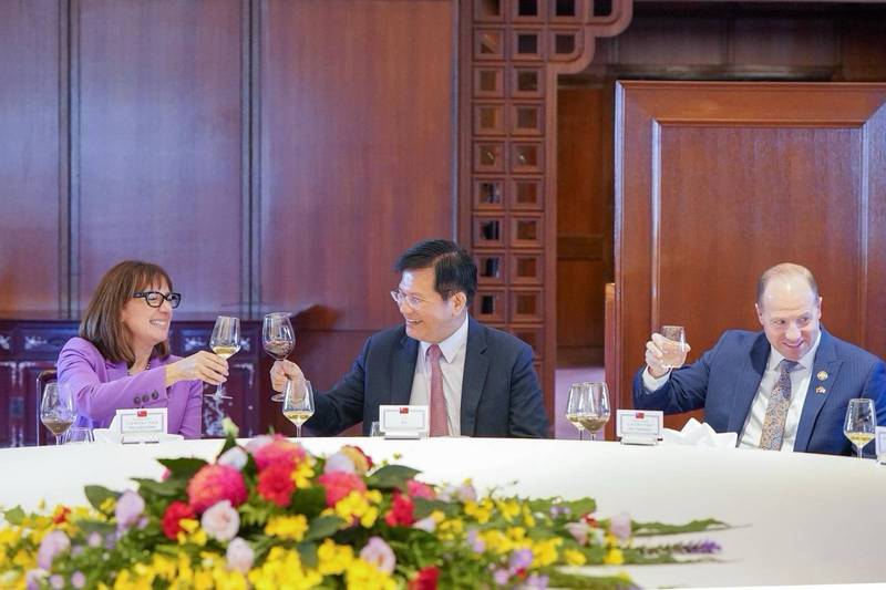 外交部長林佳龍設宴歡迎美國聯邦眾議院「預算委員會」民主黨首席議員博伊爾訪問團