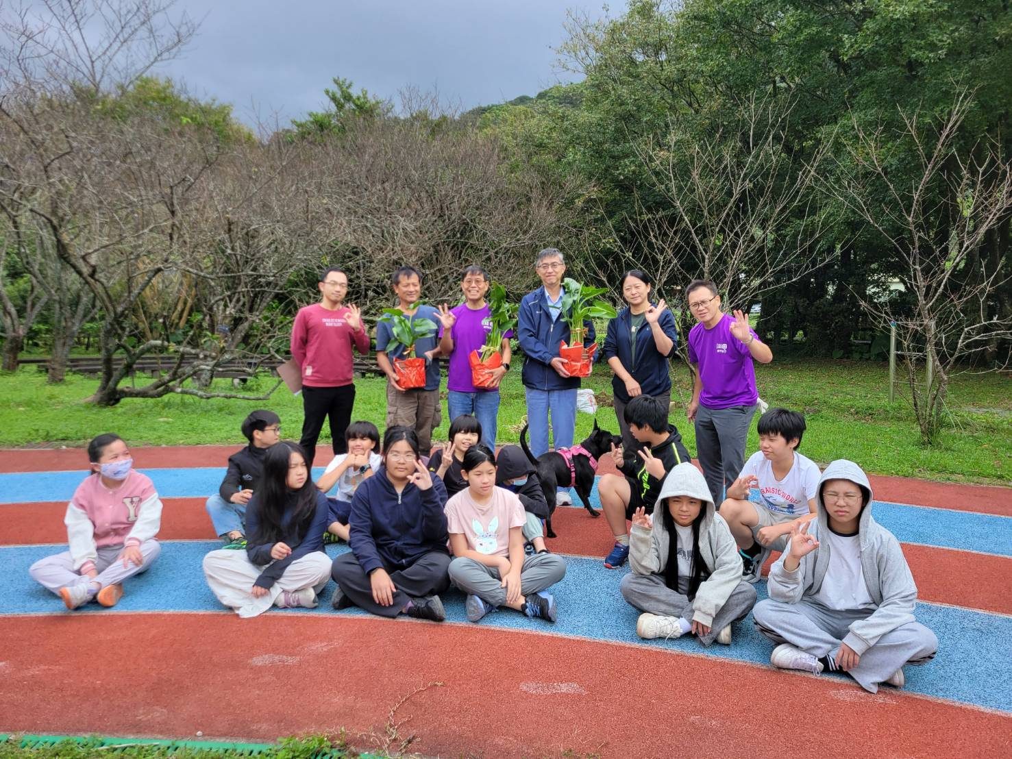 湖田實小-湖田實小六年級學生親手種植海芋,打造櫻花、海芋、繡球花接力綻放的特色校園