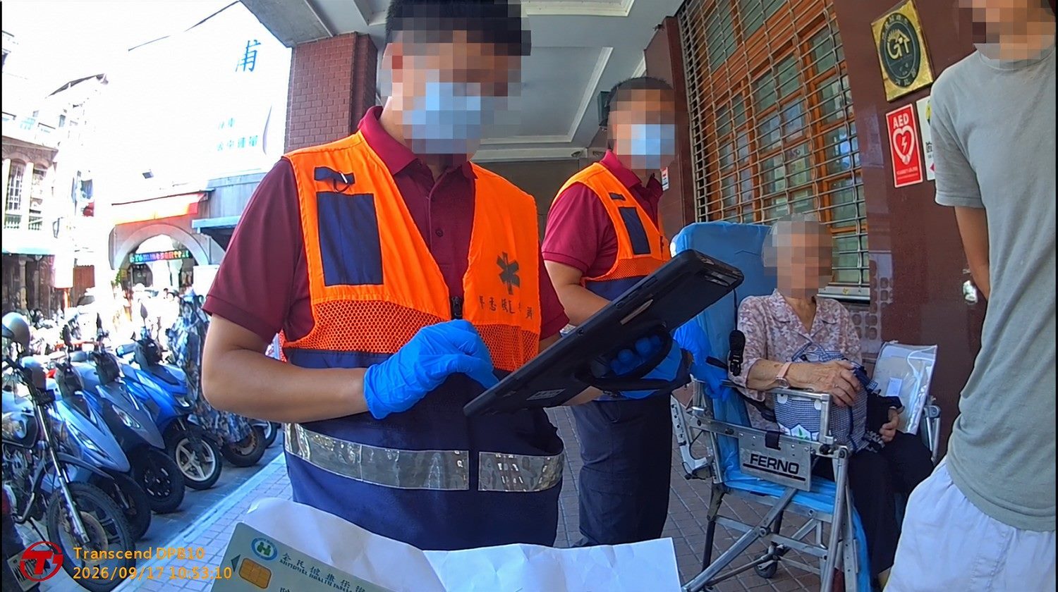 老婦獨自攜帶千萬金條險遭詐,員警成功攔阻2,177萬