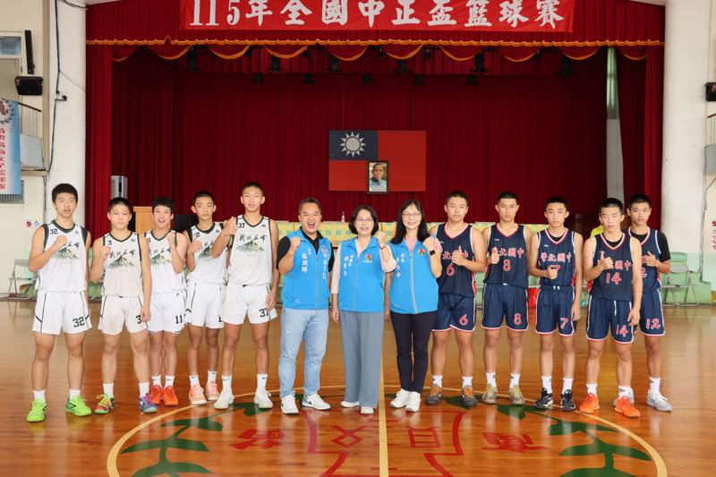 全國中正盃籃球賽在苗栗開打 副縣長賴香伶為比賽開球
