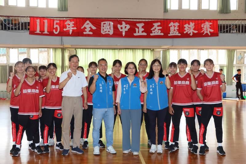 全國中正盃籃球賽在苗栗開打 副縣長賴香伶為比賽開球