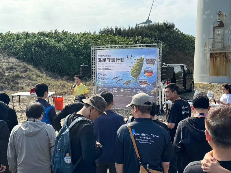 美光銅鑼廠首度辦百人淨灘 後龍海灘清出1100公斤廢棄物