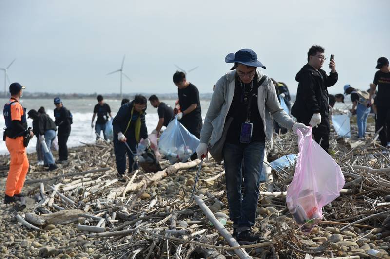 美光銅鑼廠首度辦百人淨灘 後龍海灘清出1100公斤廢棄物