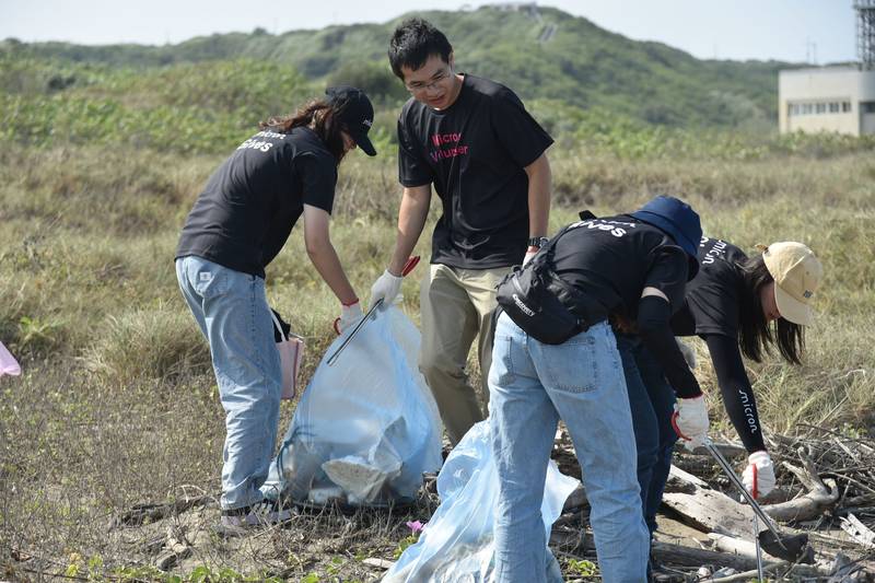 美光銅鑼廠首度辦百人淨灘 後龍海灘清出1100公斤廢棄物