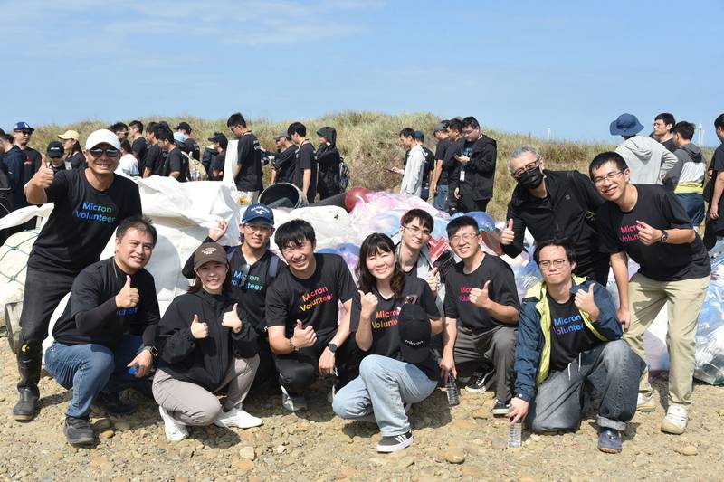 美光銅鑼廠首度辦百人淨灘 後龍海灘清出1100公斤廢棄物