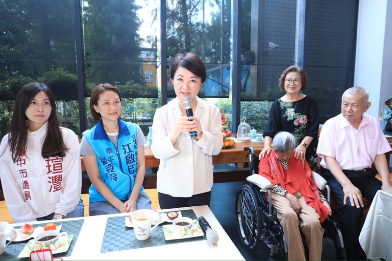 重陽歡聚幸福滿堂！盧市長探訪大雅百歲奶奶祝福「松柏長青」