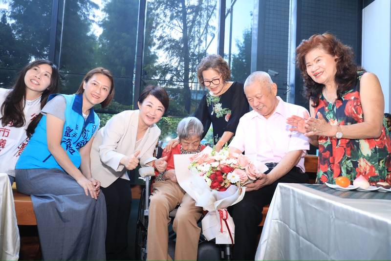 重陽歡聚幸福滿堂！盧市長探訪大雅百歲奶奶祝福「松柏長青」