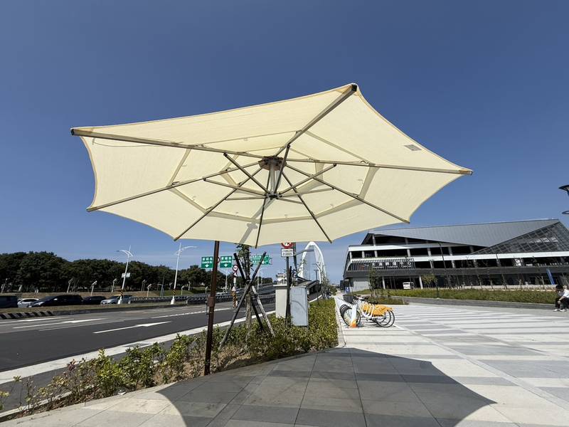 陽光照亮城市、不曬行人！水湳轉運中心撐起「幸福遮陽傘」