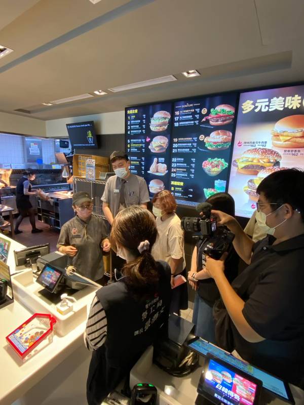 中市首辦中高齡友善企業認證 30家企業獲肯定