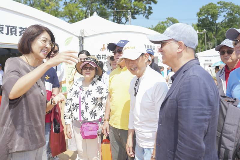 港澳踩線團乘「台灣好行」暢遊南投之美 逛茶博巧遇許縣長 大讚南投好茶