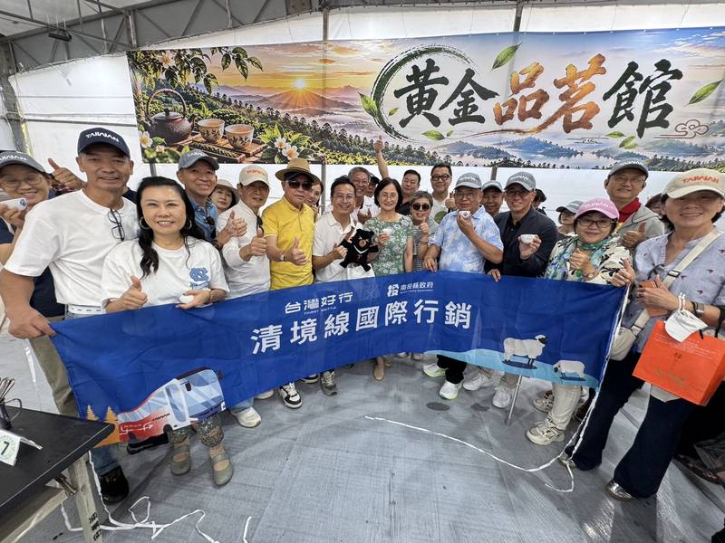 港澳踩線團乘「台灣好行」暢遊南投之美 逛茶博巧遇許縣長 大讚南投好茶