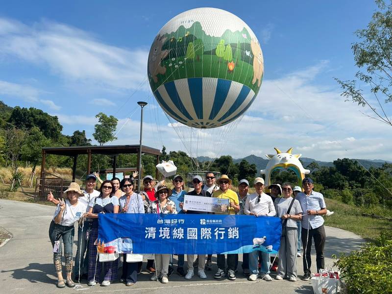 港澳踩線團乘「台灣好行」暢遊南投之美 逛茶博巧遇許縣長 大讚南投好茶