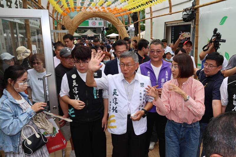 許縣長陪「柯P」柯文哲逛茶博 粉絲如潮爭相合影熱度旺