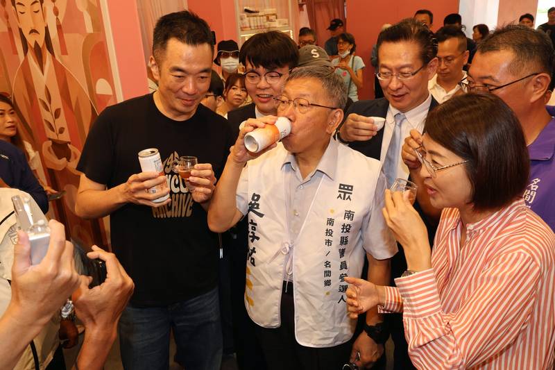 許縣長陪「柯P」柯文哲逛茶博 粉絲如潮爭相合影熱度旺