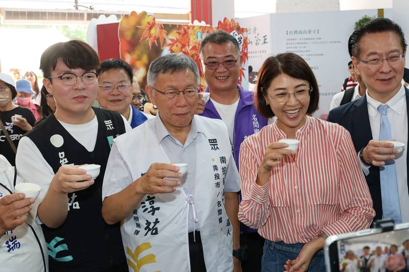 許縣長陪「柯P」柯文哲逛茶博 粉絲如潮爭相合影熱度旺