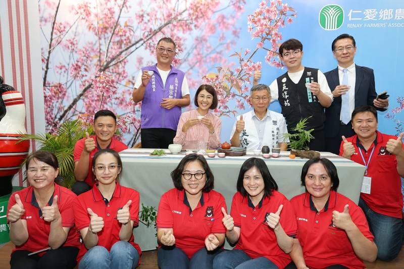 許縣長陪「柯P」柯文哲逛茶博 粉絲如潮爭相合影熱度旺