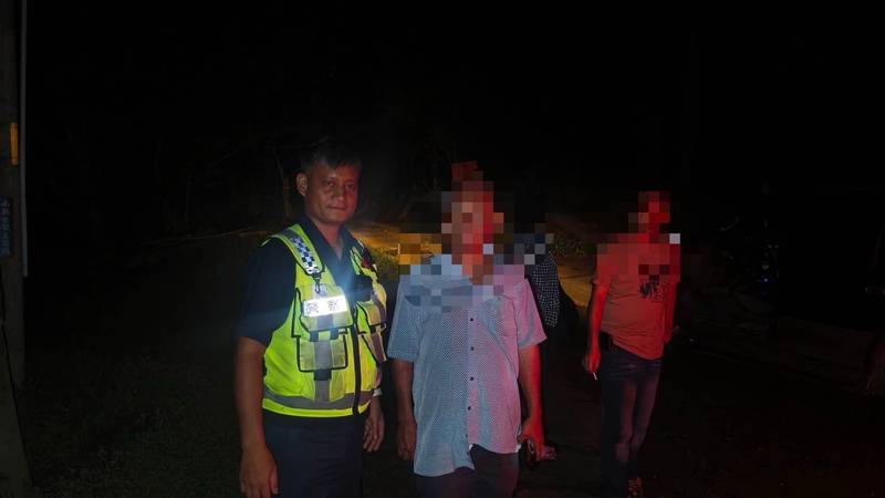 天黑山區受困無助 大武警深夜接力搜尋助民眾脫困