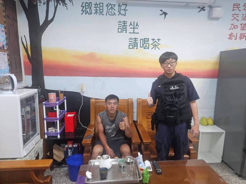 機車拋錨於路邊 大武警協助修復續上路