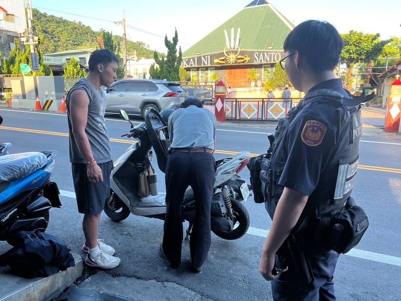 機車拋錨於路邊 大武警協助修復續上路
