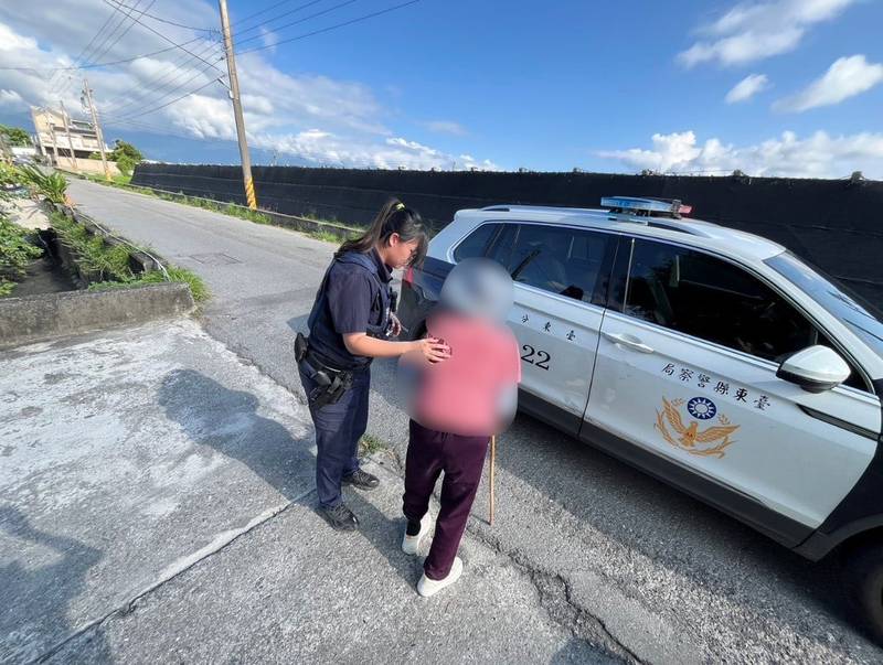 長者迷途難返家 永樂警耐心陪伴確認身分助團圓