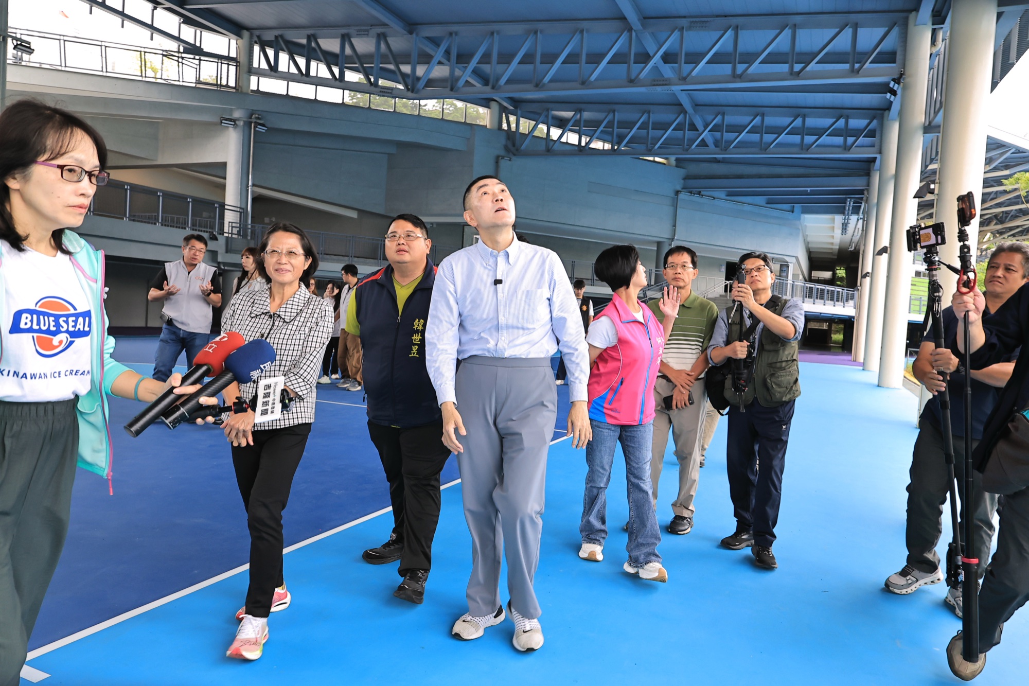 謝國樑率市府團隊與議員視察市立田徑場