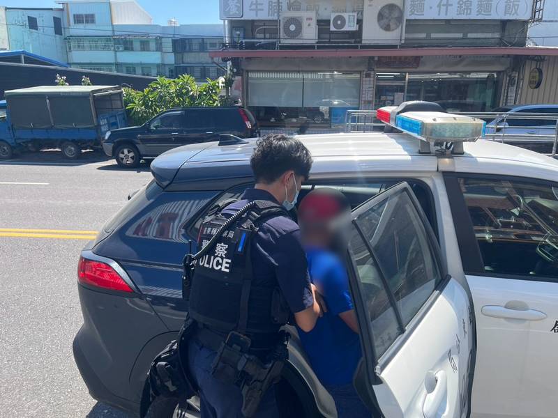冷氣遙控器壞了好困擾 南王警助長者返家更解燃眉之急