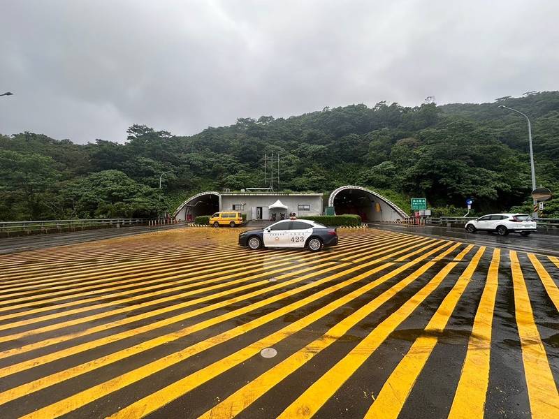 高空焰火點亮東海岸 大武警全力疏導國慶連假交通
