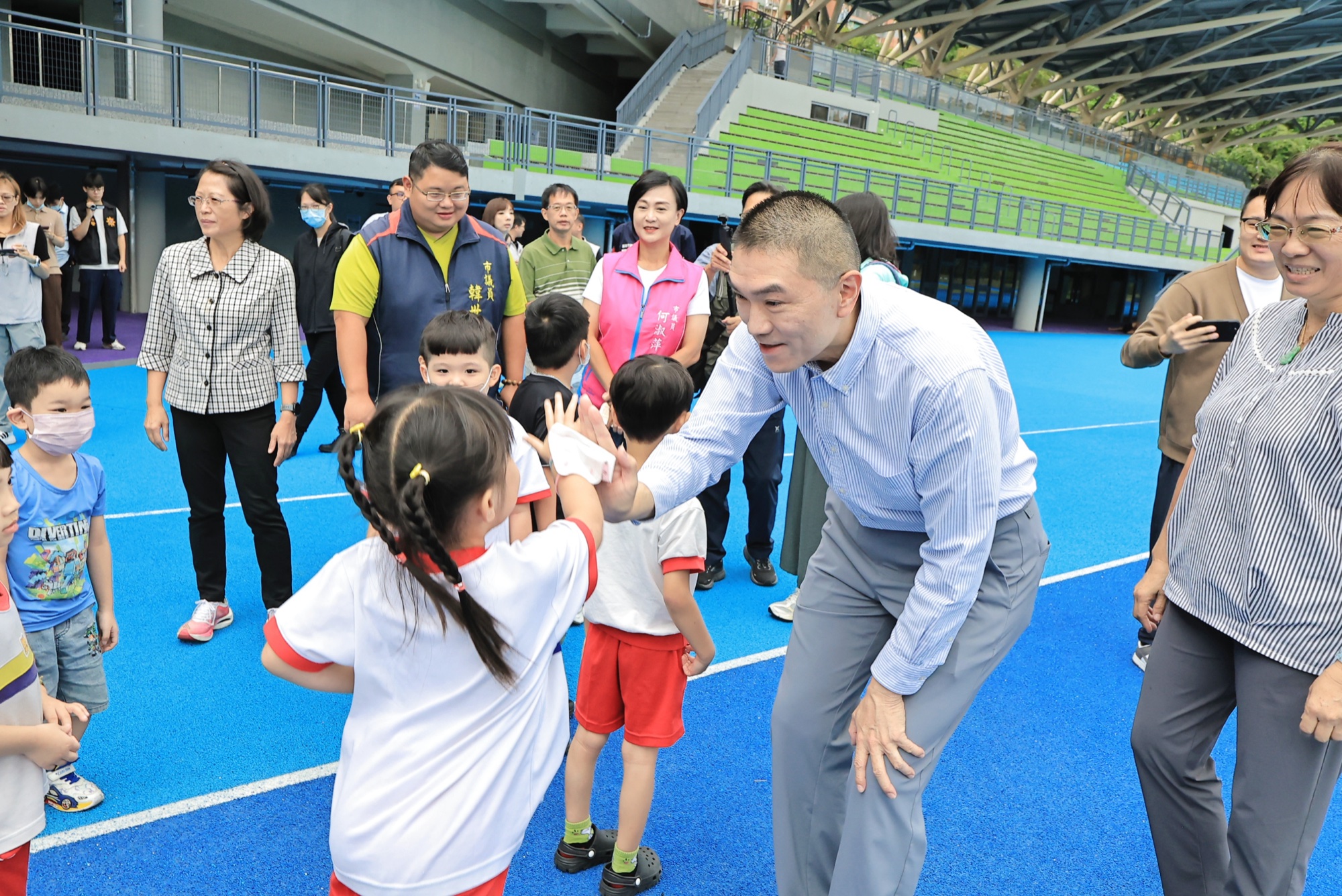 謝國樑與幼兒園孩童擊掌互動