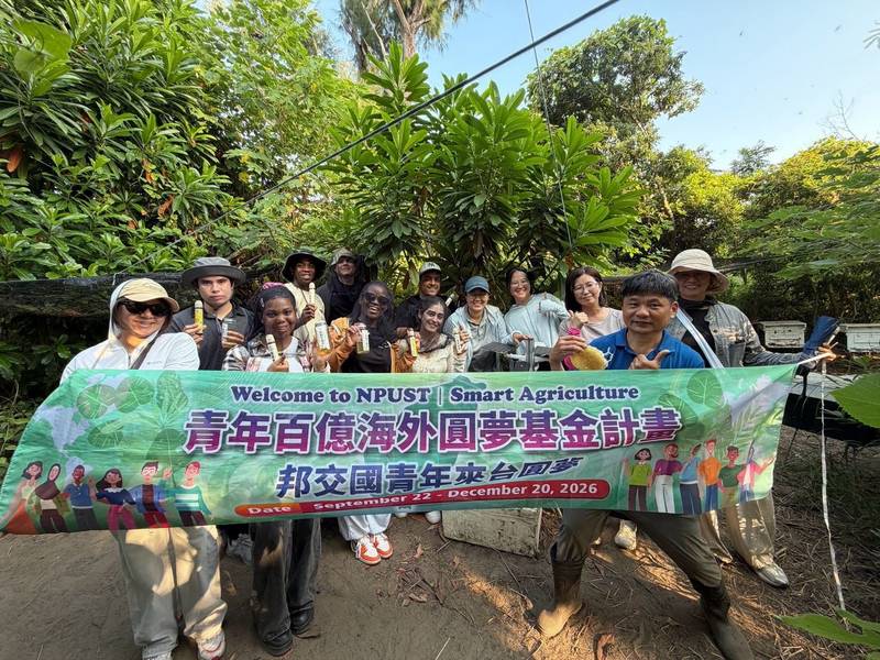 屏科大國際生走進嘉義智慧蜂場,驚見科技「蜂」管理