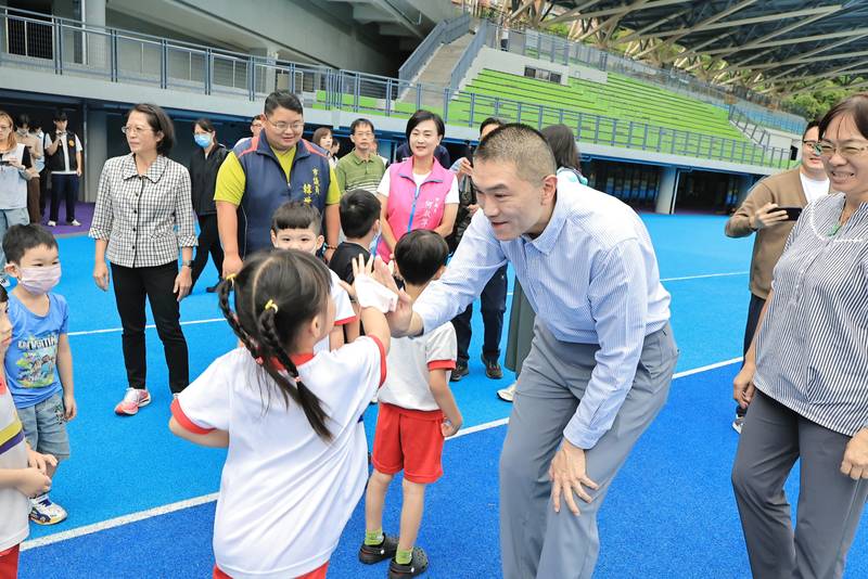 謝國樑視察市立田徑場 專業檢測確認結構安全 研議季節性防風雨措施提升使用品質