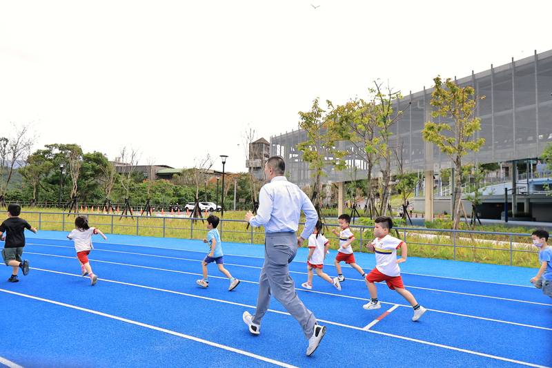 謝國樑視察市立田徑場 專業檢測確認結構安全 研議季節性防風雨措施提升使用品質