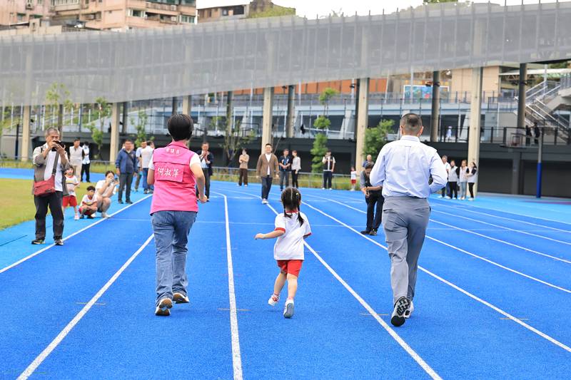 謝國樑視察市立田徑場 專業檢測確認結構安全 研議季節性防風雨措施提升使用品質