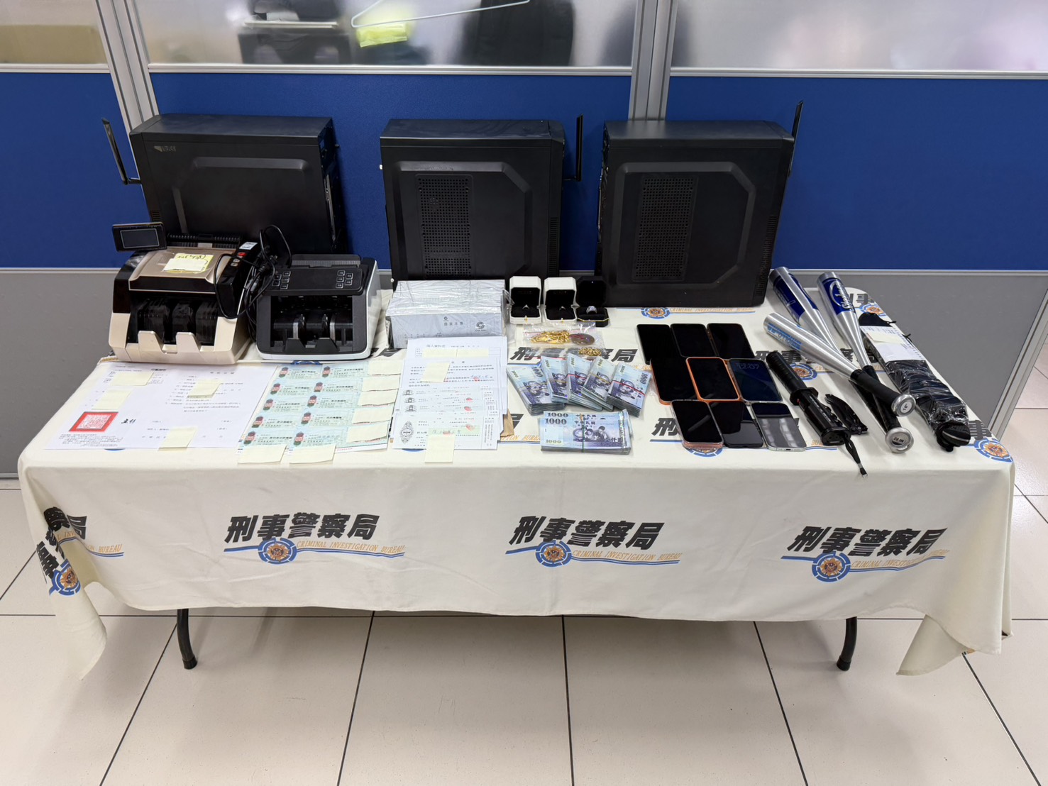 查扣電腦、點鈔機、本票、手機及球棒等證物