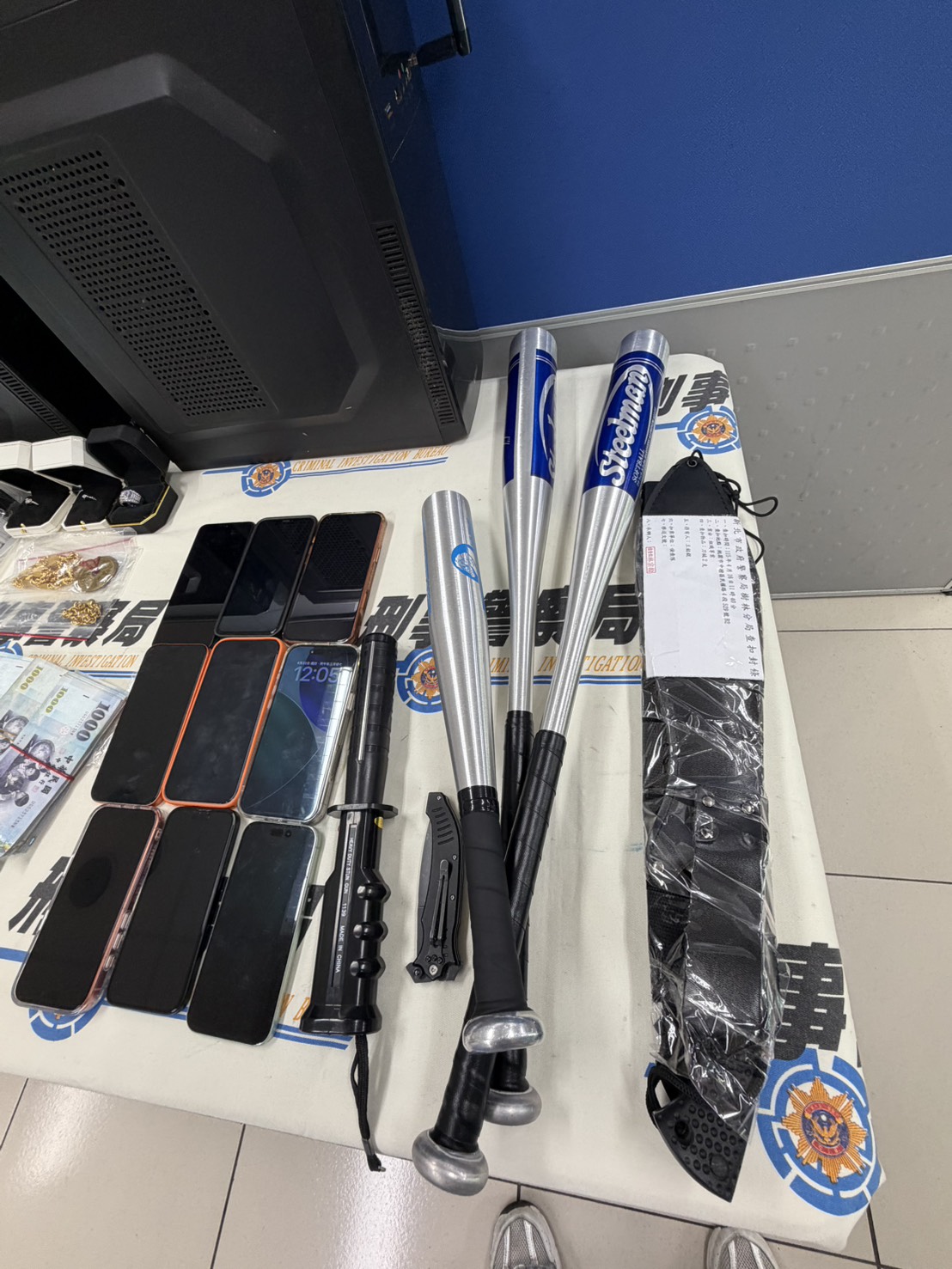 查扣手機、球棒、刀械等物品
