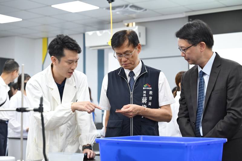 家長慷慨支持打造半導體學習場域 中市文華高中「晶創跨域教室」啟用