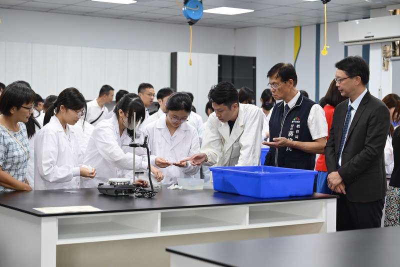 家長慷慨支持打造半導體學習場域 中市文華高中「晶創跨域教室」啟用