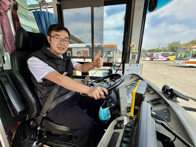 台中暖心公車駕駛助不適乘客就醫 全車鼓掌、長輩熱心做媒 交通局:展現城市溫暖
