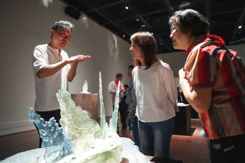 在玻璃裂縫中生成島嶼地景 黃錦堂《裂縫,行走的光》臺東美術館展出