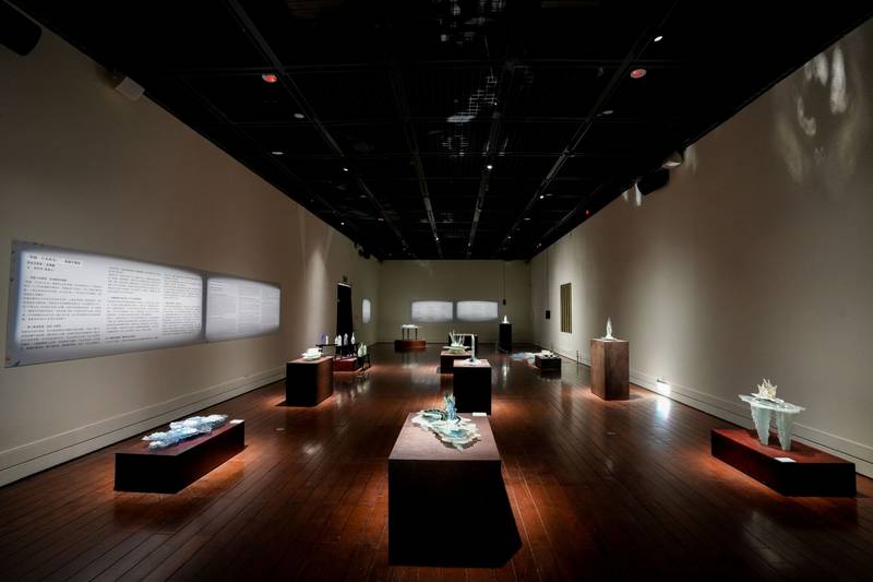 在玻璃裂縫中生成島嶼地景 黃錦堂《裂縫,行走的光》臺東美術館展出