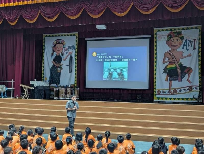 少年警察隊前進太平國小!「識破偽裝糖果」 足球小將展現勇士精神踢飛校園霸凌