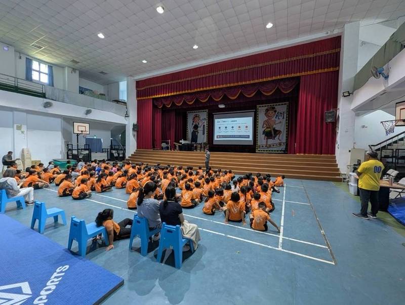 少年警察隊前進太平國小!「識破偽裝糖果」 足球小將展現勇士精神踢飛校園霸凌