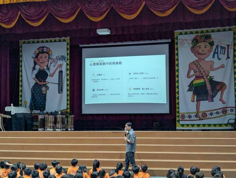 少年警察隊前進太平國小!「識破偽裝糖果」 足球小將展現勇士精神踢飛校園霸凌