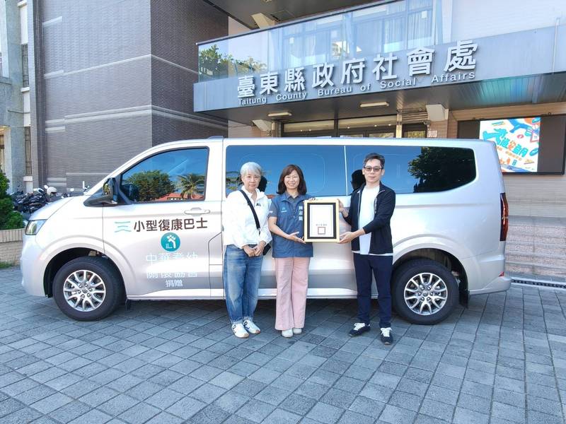 兩份善意化為行動！臺東獲贈2輛復康巴士 無礙交通添助力